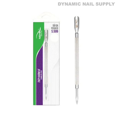 S-506 Professional Cuticle Pusher with dual tips shown beside its green-white packaging labeled “Sủi Da Pusher 5.506.”.