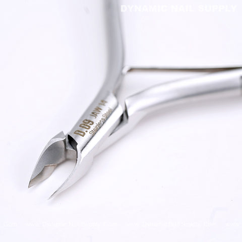 Close-up of D09 - Jaw 14 Cuticle Clippers with Grip Control, featuring sharp jaw design for precise cuticle removal.