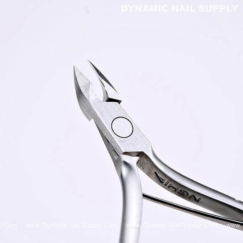 Close-up of D09 - Jaw 14 Cuticle Clippers with Grip Control, sharp jaw design for clean cuticle removal.