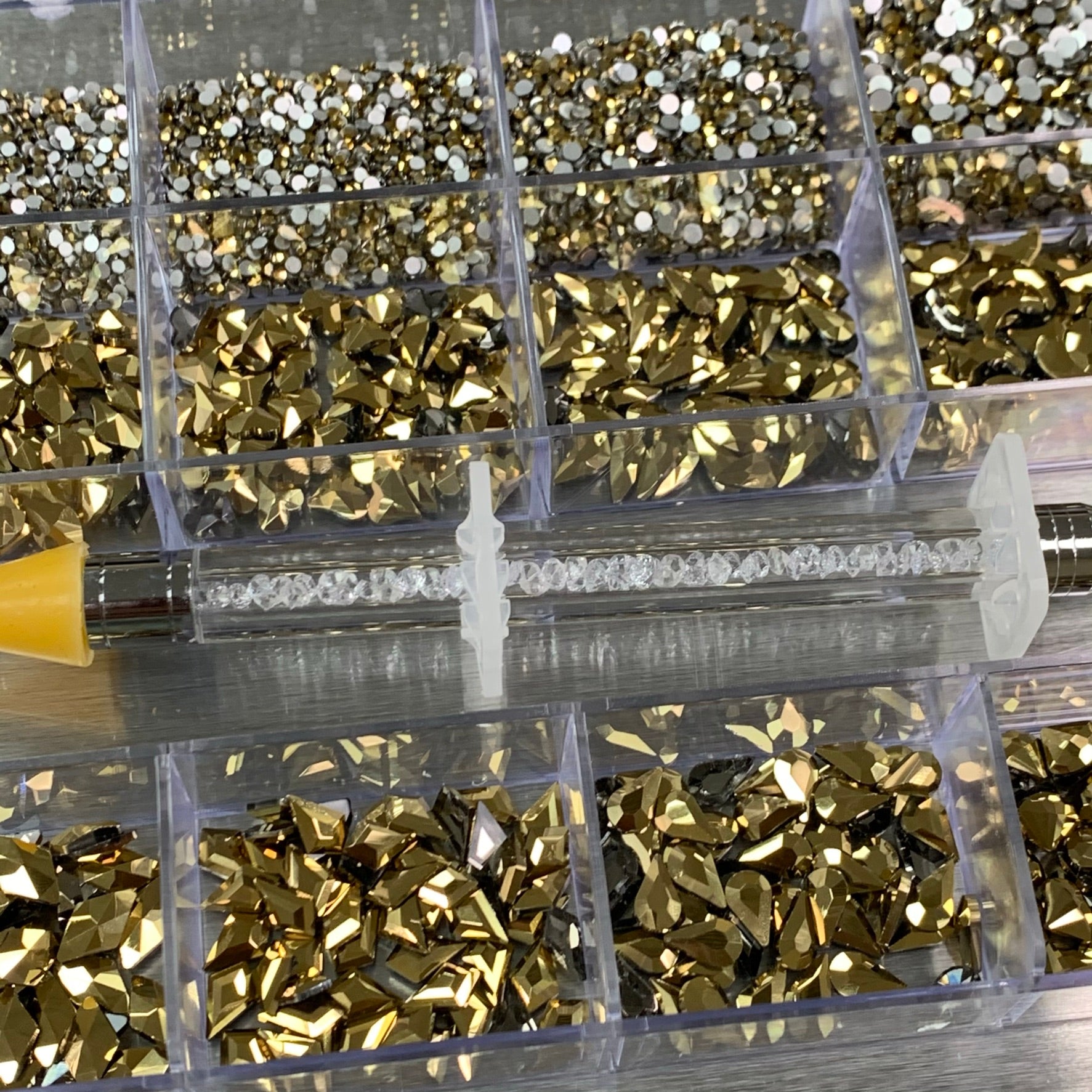 [Metallic Gold] Rhinestones set - 20 cells box - 14 big shapes and 6 r ...