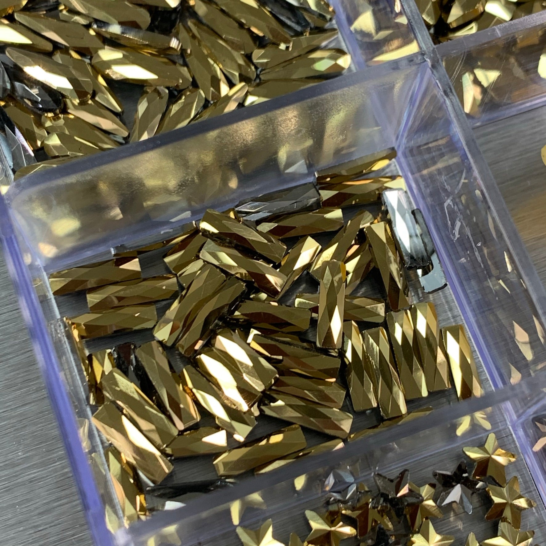 [Metallic Gold] Rhinestones set - 20 cells box - 14 big shapes and 6 r ...