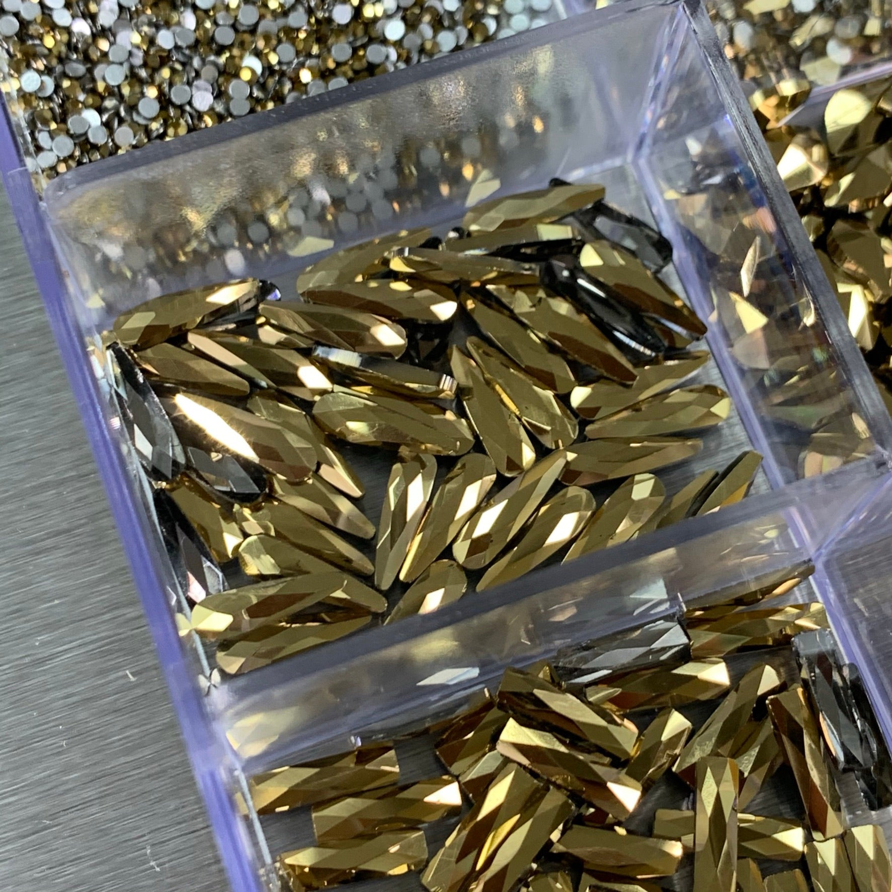 [Metallic Gold] Rhinestones set - 20 cells box - 14 big shapes and 6 r ...